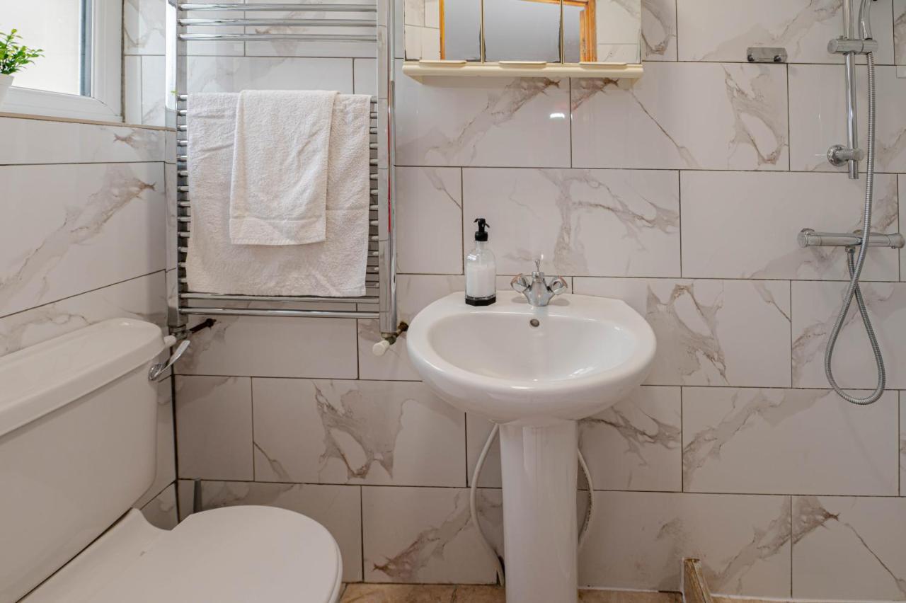 Beautiful 4 Bedrooms House, 7 Walk To Train Station Plumstead  Dış mekan fotoğraf